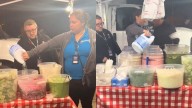 Inspectora arroja cloro a la comida del puesto de una familia latina en Estados Unidos