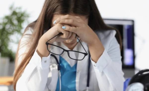 Los médicos, acorralados por el desgaste profesional o Burnout: "La pandemia fue el tiro de gracia para el equipo de salud"