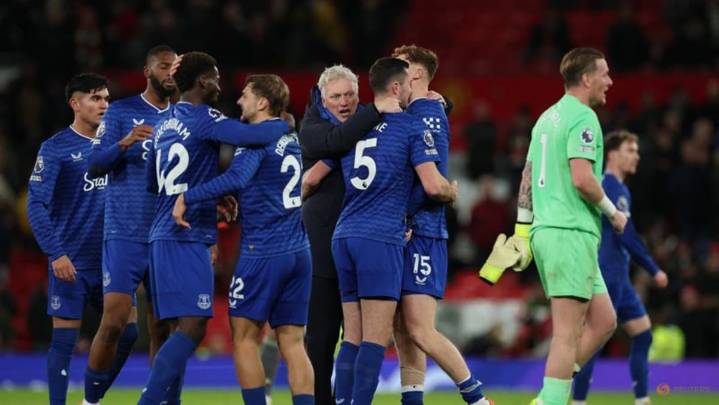 Everton beat Man Utd despite Gueye seeing red for slap on teammate