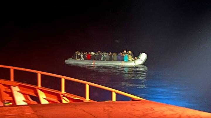 Cuatro muertos y varios hospitalizados tras el rescate de un cayuco con hasta 100 inmigrantes cerca de El Hierro