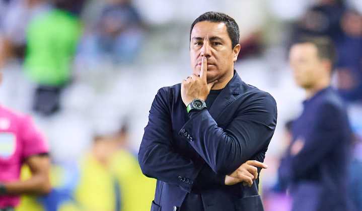 Entre malos resultados, declaraciones e indisciplina, ¿el fracaso de Efraín Juárez?