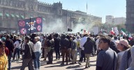 Manifestantes de marcha ‘Generación Z’ derriban vallas de Palacio Nacional