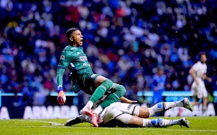 Cruz Azul confirma la fractura de Kevin Mier