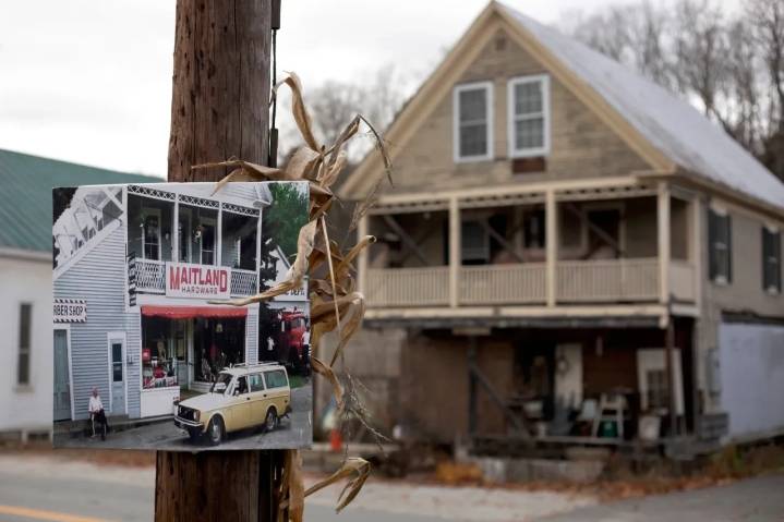 Un pueblo de Vermont atrae a fans de 'Beetlejuice' a un lugar emblemático