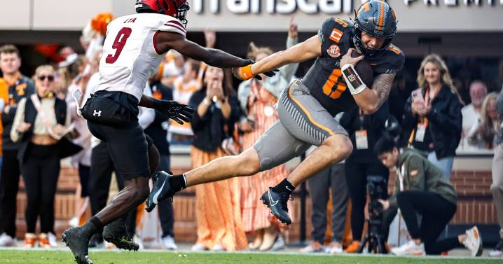 Aguilar throws for 204 yards and a TD, runs for score as No. 21 Tennessee tops New Mexico State 42