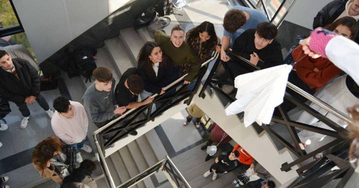 Alumnos del Campus ponen a prueba sus propios paracaídas