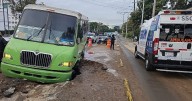 Autobús de pasajeros cae en socavón, en Coyoacán; no hay heridos
