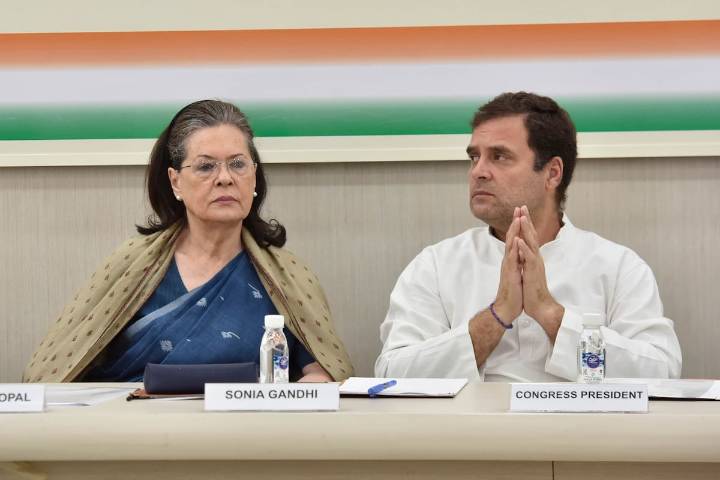 Policía india denuncia por corrupción a Sonia y Rahul Gandhi en medio de tensión política