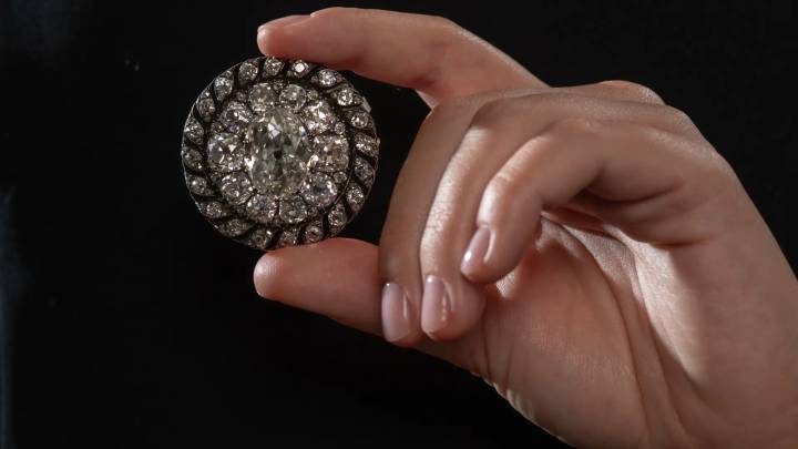 Subastan en 3,8 millones de euros el broche de diamantes que Napoleón perdió en su huida de la batalla de Waterloo
