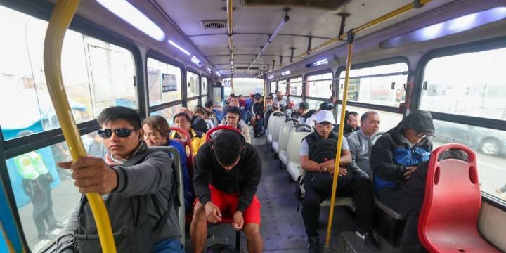 Revocan una sentencia y ordenan indemnizar a una pasajera que cayó dentro de un colectivo