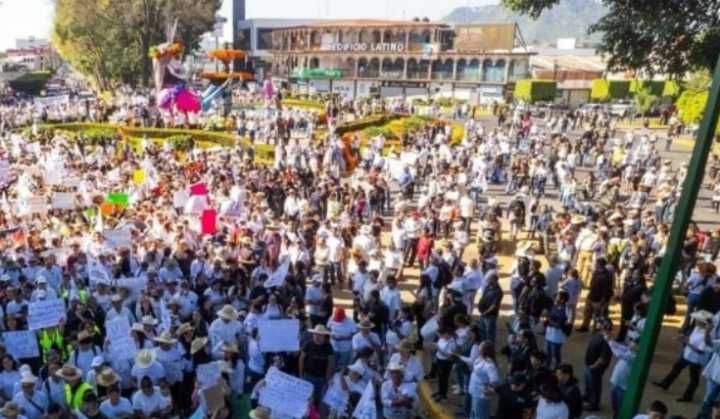 ‘¡Fuera Bedolla! ¡Justicia para Manzo!’, claman en Uruapan