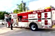 Rescatan vecinos a señora de la tercera edad de su casa, que era consumida por el fuego en Playa del Carmen