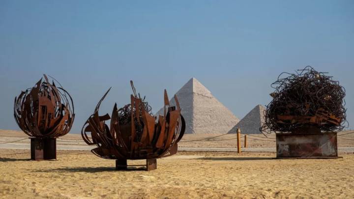 Obras monumentales son expuesta al pie de las pirámides de Egipto