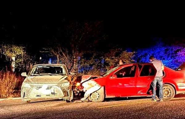 Le roban la camioneta, familia va ayudarla y chocan