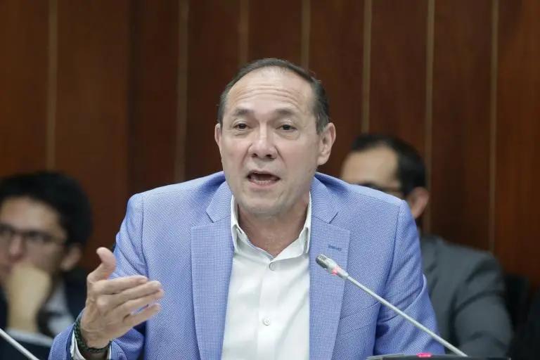 Sindicato de MinTrabajo alertó sobre orden de exhibir fotos de Petro y del ministro Sanguino en sedes de la entidad: esto dijeron