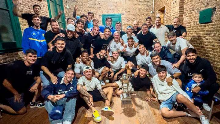 El festejo de los jugadores de Rosario Central con los hinchas bajo la lluvia tras…