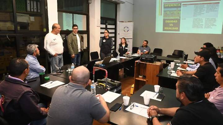 Certifica a personal de vialidad para reducir uso de combustible y mejorar el servicio de transporte