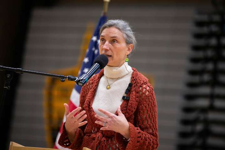 ‘A failure of government’: Rep. Dexter talks immigration, the shutdown and more at Portland town hall