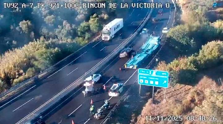 Seis kilómetros de retenciones en la A-7 en Rincón de la Victoria tras la avería de un camión