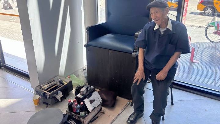 Víctor Guevara tiene 90 años y es el lustrabotas que guarda medio siglo de historias en la Terminal