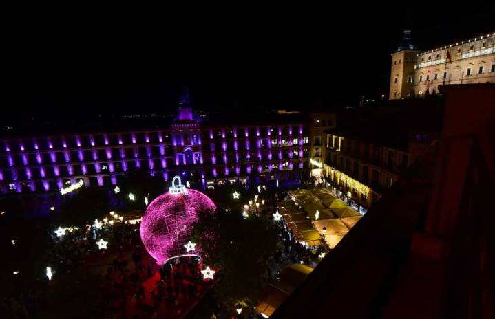 La Navidad ya brilla el Toledo con el encendido de luces mientras vecinos piden un turismo sostenible
