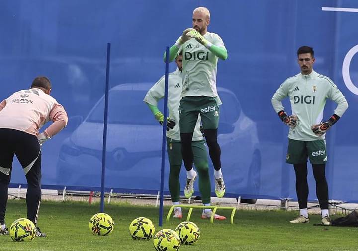 Aarón, portero del Real Oviedo: «Es hora de estar unidos y de trabajar»