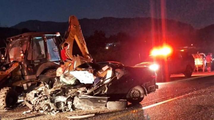 Choque entre auto y retroexcavadora deja prensados en carretera Culiacán