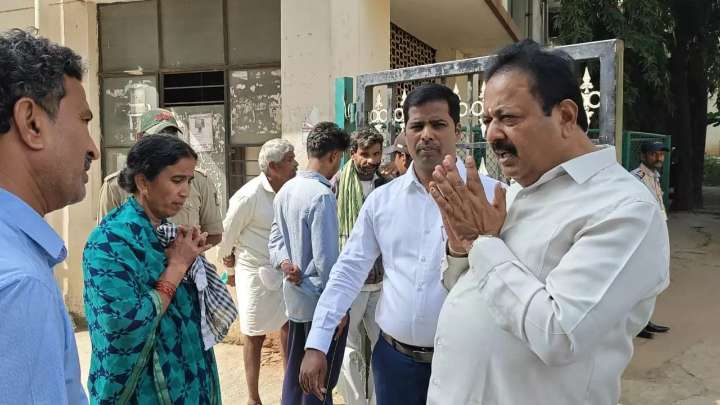 Minister Cheluvarayaswamy announces compensation for family of fa...