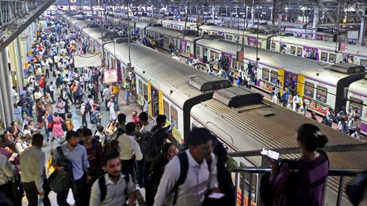 2 dead, 3 injured after getting hit by train at Mumbai's Sadhurst Road Railway station