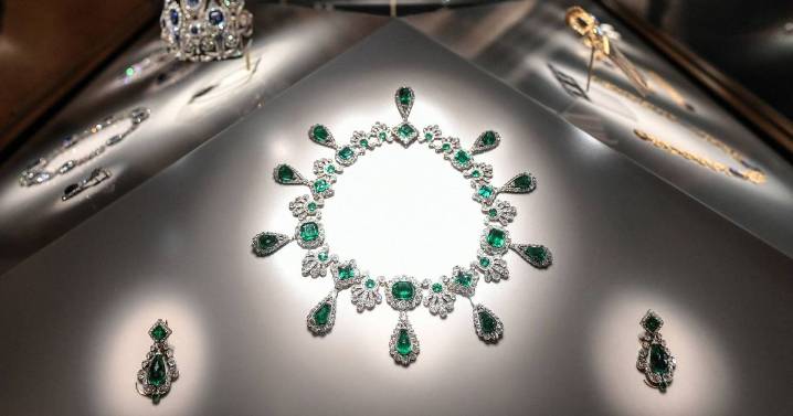 Paris police arrest another four people over Louvre Museum jewel theft