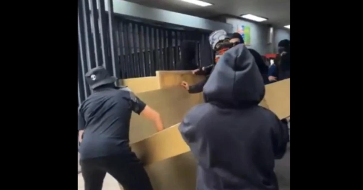 Encapuchados bloquean la entrada de la Facultad de Química de la UNAM; se resisten al retorno a clases presenciales