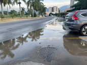 Denuncian fuga de agua en avenida Fluvial Vallarta provocada por obra en construcción