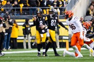 Steelers' Aaron Rodgers won't need surgery on broken left wrist