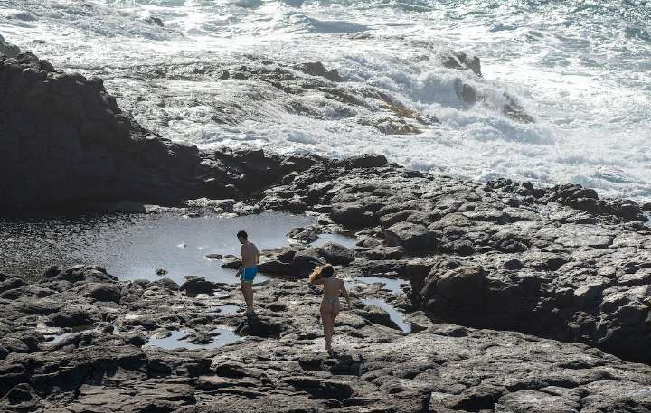 Otros cuatro turistas heridos arrastrados por el mar en Lanzarote cuando se bañaban en una charca