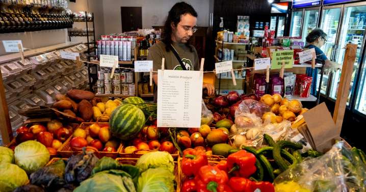 Some SNAP-eligible Illinoisans could receive partial payments starting Friday