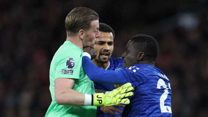 Jugadores del Everton se pelean en la cancha, hubo empujones y casi se van a los goles: el árbitro toma drástica decisión; video