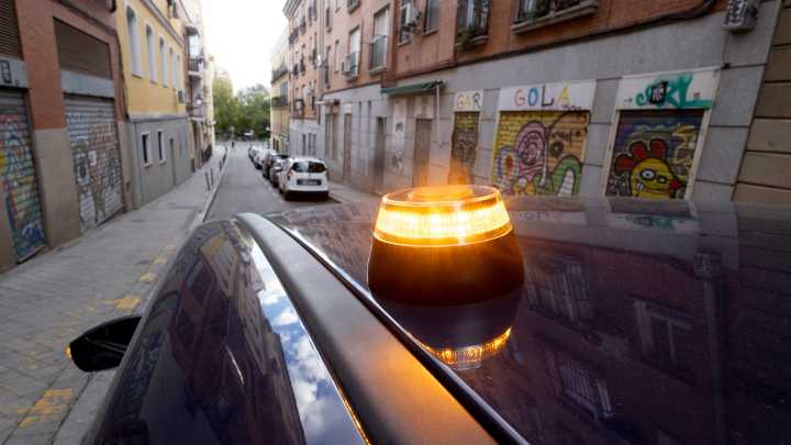 El director general de Tráfico en Cataluña avisa sobre la baliza V16 en caso de accidente: “Colócala y sal del coche”