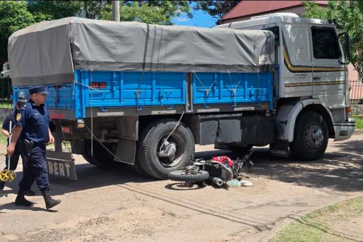 Una joven resultó con heridas graves tras violento choque entre una moto y un camión
