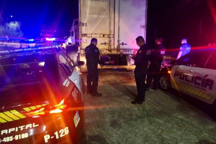 Elementos de la policía municipal de Tlaxcala aseguraron un tractocamión con reporte de robo
