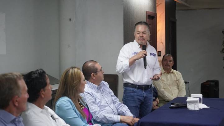 Se reúne Mario Vázquez con empresarios y productores en Parral