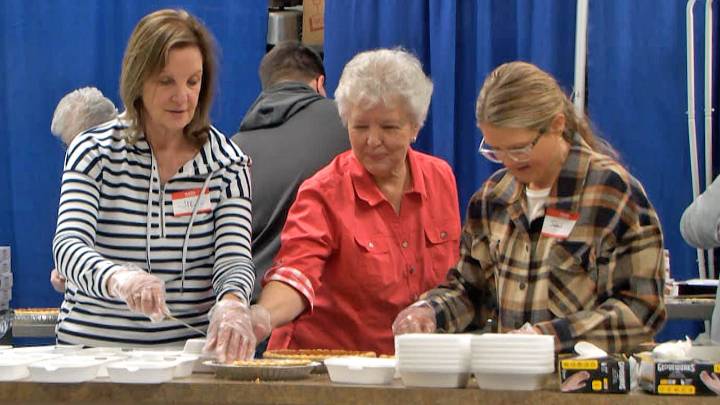 Bemidji Eagles Club, Volunteers Put Together Thanksgiving Meal Packages
