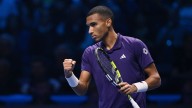 Auger-Aliassime tumba a Zverev en dos 'sets' y se cita con Carlos Alcaraz en las semifinales de la Copa de Maestros