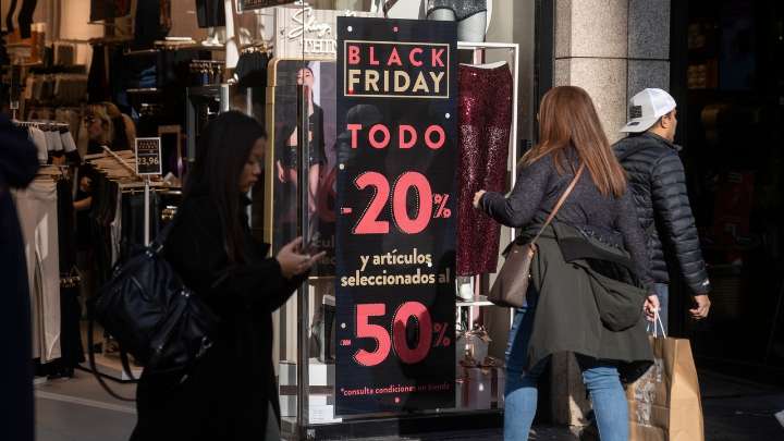 Un tercio de los españoles gastará hasta 500 euros en el Black Friday, pero dos tercios no confían en sus descuentos