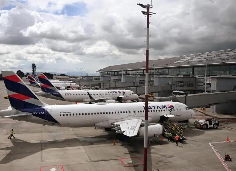 Alerta de la FAA por actividad militar en Venezuela provoca cancelaciones de vuelos y afecta a 1.500 viajeros en Colombia