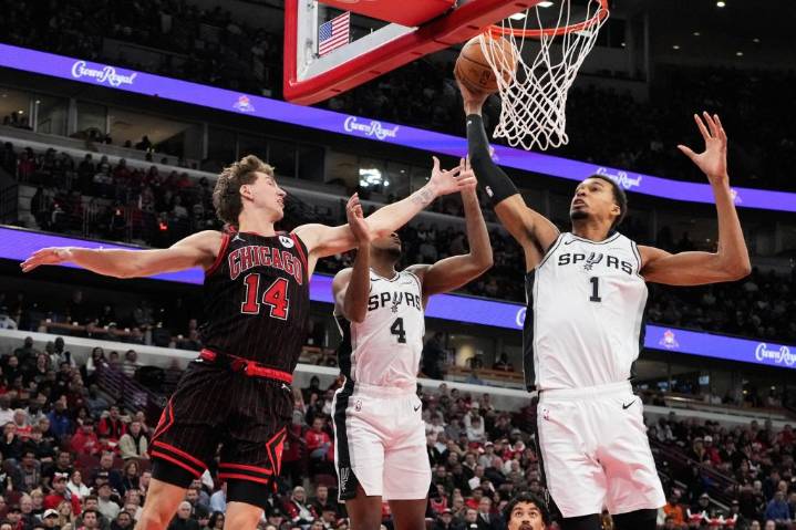 Wembanyama anota 38 puntos y los Spurs remontan para vencer 121-117 a los Bulls – Chicago Tribune