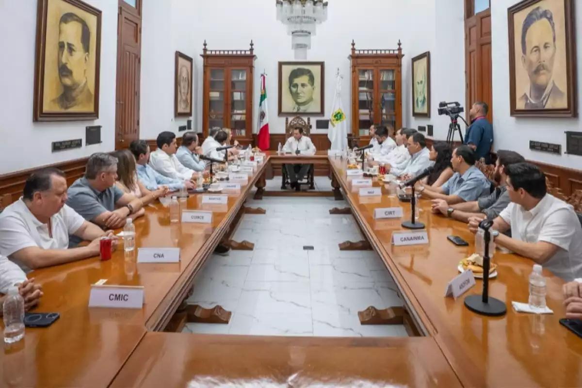Joaquín Díaz Mena aclara inquietudes de las cámaras empresariales de Yucatán sobre los impuestos para 2026