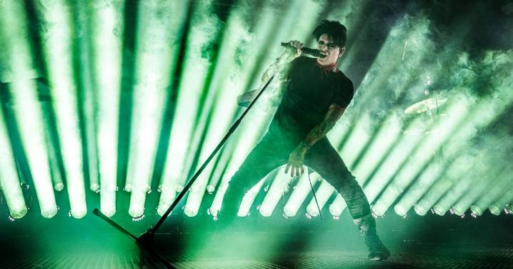 Pop legend Gary Numan breaks down on stage after receiving "worst news ever"