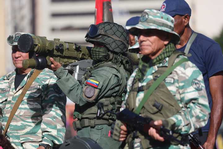 Estrategias de defensa de Maduro frente a un posible ataque de EE. UU. basadas en tácticas de guerrilla y caos