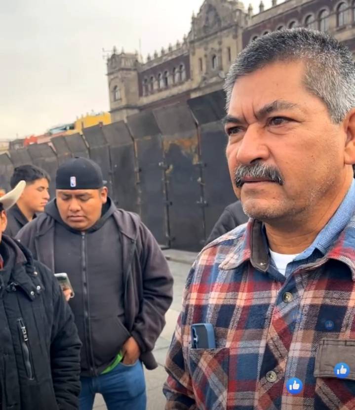 Se reúnen productores agrícolas a las afueras del zócalo; exigen precios justos para el campo