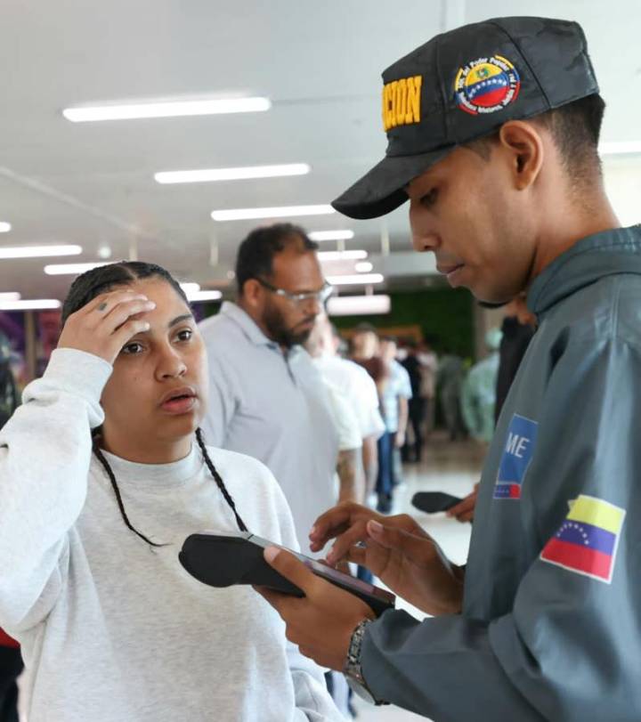 Llega a Venezuela un segundo avión de EE.UU. con migrantes en medio de la crisis de vuelos
